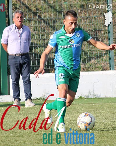 Alessandro Cadau segna il gol-vittoria sotto lo sguardo di Mereu