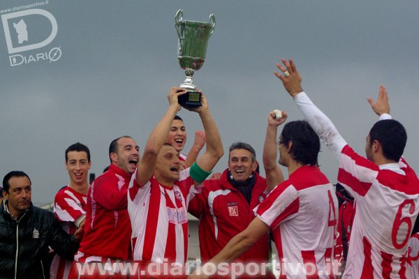 Capitan Falco mostra la Coppa Italia, il Pula ha vinto anche la Supercoppa regionale