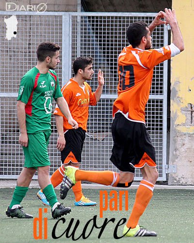 Marco Dessena (Muravera) festeggia il gol del pareggio