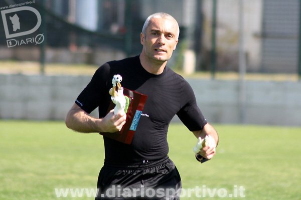 Filippo Zani premiato per le 100 gare in giallorosso (10/04/11)