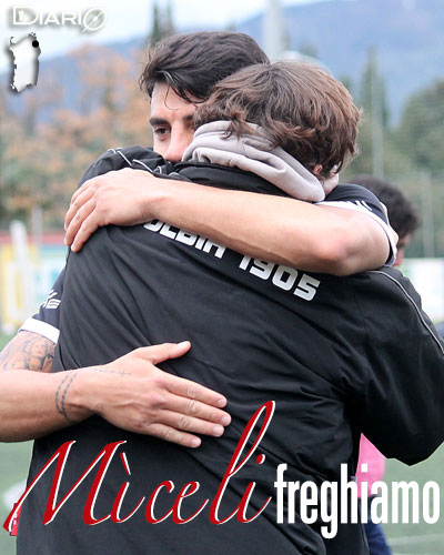 Mirko Miceli abbraccia il tecnico Michele Mignani