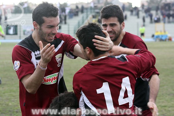 Luca Caboni festeggia Sergio Nurchi durante la partita Selargius - Sora