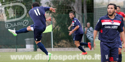 Fabio Argiolas al tiro, sullo sfondo, Gianluca Podda entrambi a segno contro il Castelsardo