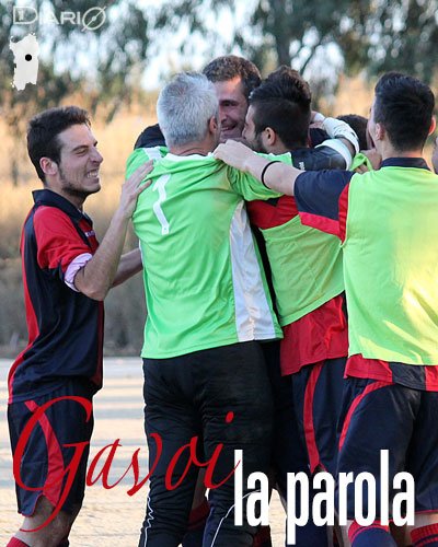 Pippo Zani festeggia coi suoi compagni il gol di Roberto Mele