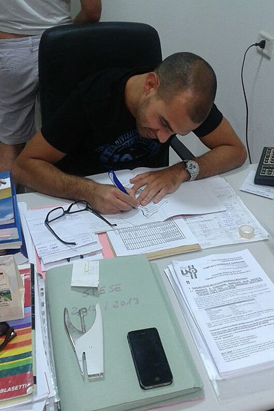 Matteo Zanda mette la firma sul contratto che lo legherà alla Kosmoto Monastir