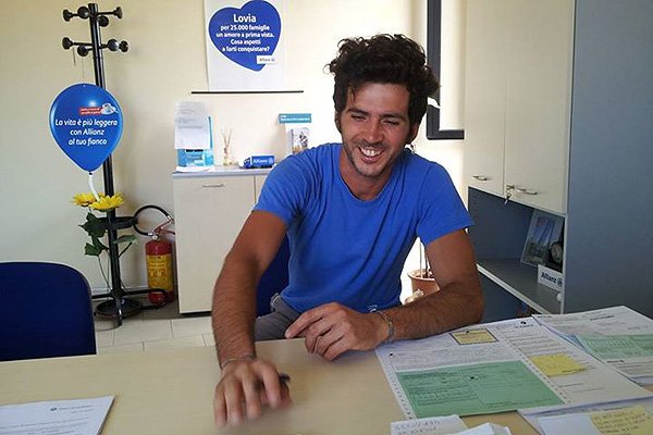Alberto Manca sorride dopo aver firmato il contratto che lo legherà all'Atletico Marrubiu anche nella prossima stagione