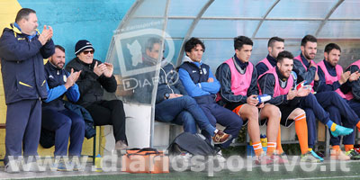 Luca Concas in panchina al fianco del tecnico Marco Piras