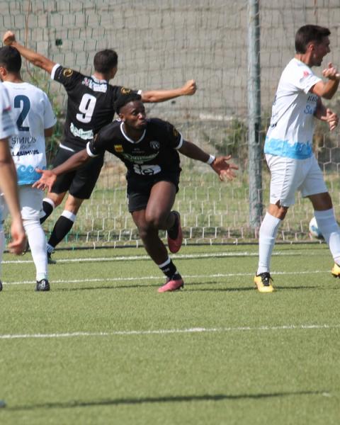 Abdoulaye Bah, attaccante, Ossese