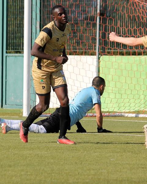 Carlos Mboup, attaccante, Castiadas