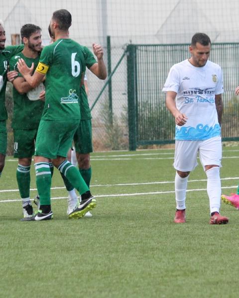 Luca Floris, attaccante, Sant'Elena