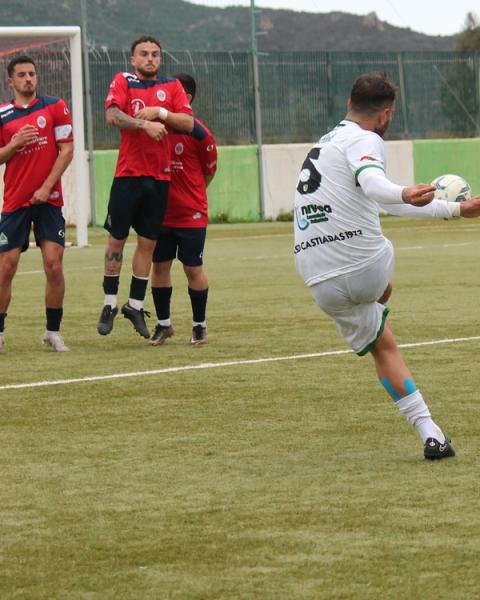 Claudio Mura, centrocampista, Castiadas