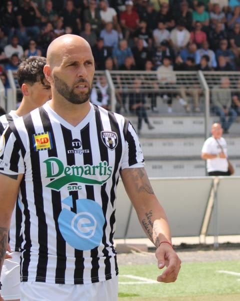 Mauricio Villa, attaccante, Ossese