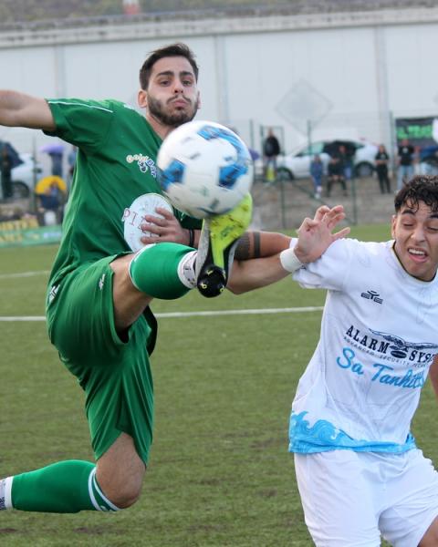 Luca Floris, attaccante, Sant'Elena