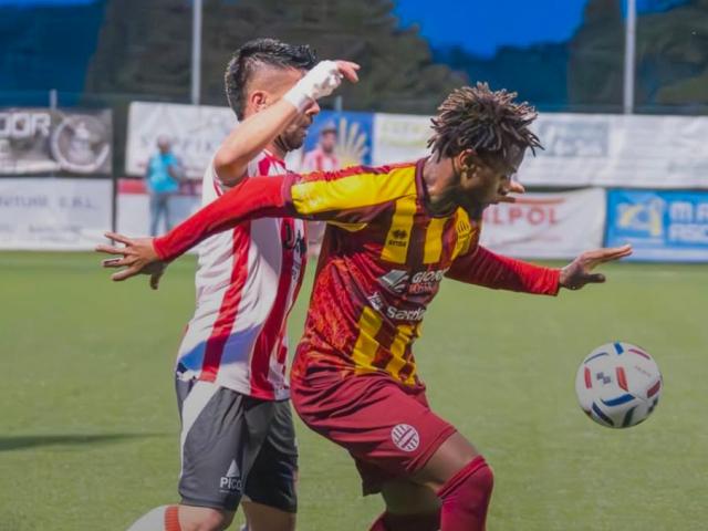 Madeddu contende la palla a Joel Baraye