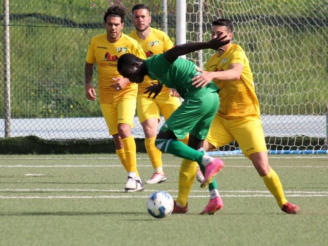 Abdou Niang, centrocampista, Sant'Elena