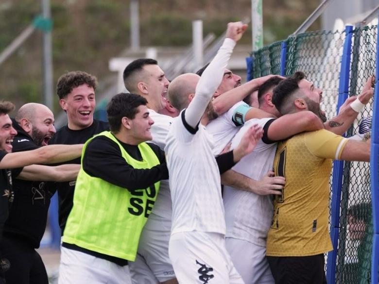 Atletico Castelsardo esultanza nuova foto LUSE